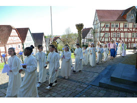 Feier der 1. Heiligen Kommunion in Sankt Crescentius (© Karl-Franz Thiede)